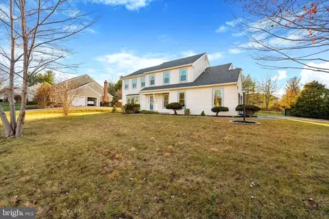 201 Winthrop Ln, Wayne, PA 19087 photo 3