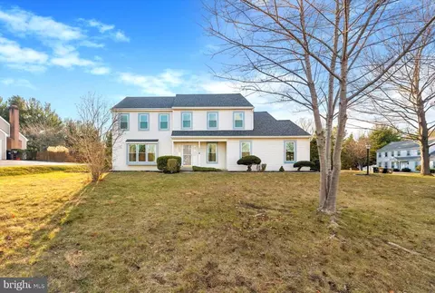 201 Winthrop Ln, Wayne, PA 19087