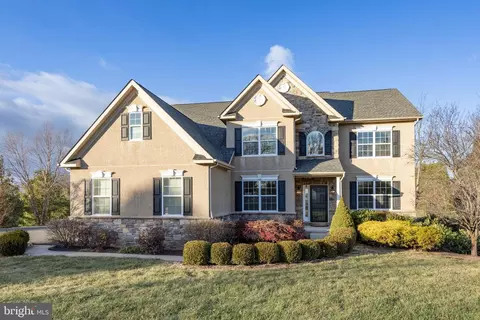 2 Hawkeye Dr, Royersford, PA 19468
