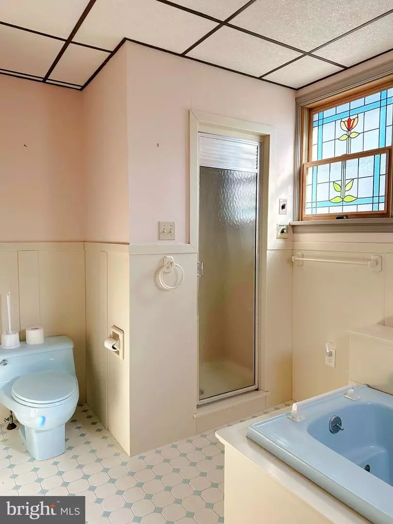 Bath - 408 Walnut St, Green Lane, PA 18054 photo 2 of 3