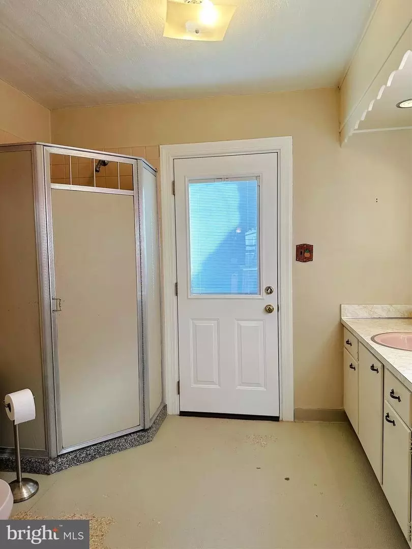 Bath - 408 Walnut St, Green Lane, PA 18054 photo 1 of 3