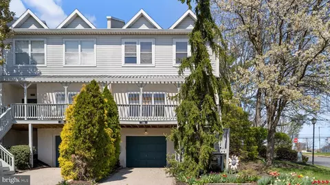 136 Barley Sheaf Dr, Norristown, PA 19403