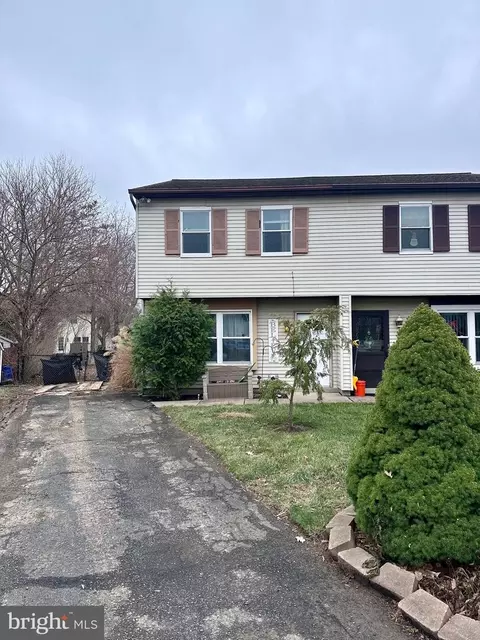 8 Horseshoe Cir, Horsham, PA 19044
