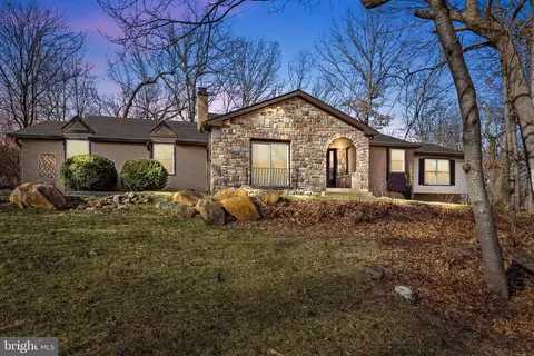376 Camp Hill Rd, Fort Washington, PA 19034