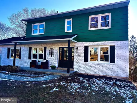 1017 Lakeview Ter, Pennsburg, PA 18073