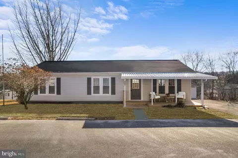 807 Holly Dr, Green Lane, PA 18054