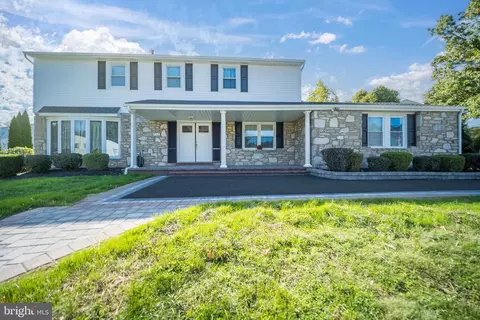 948 Robin Ln, Huntingdon Valley, PA 19006