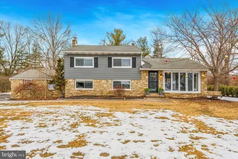 716 Oak Terrace Dr, Ambler, PA 19002