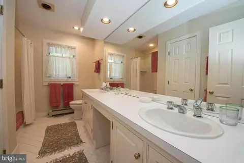 Bath - 1229 Denbigh Ln, Wayne, PA 19087 photo 6 of 7