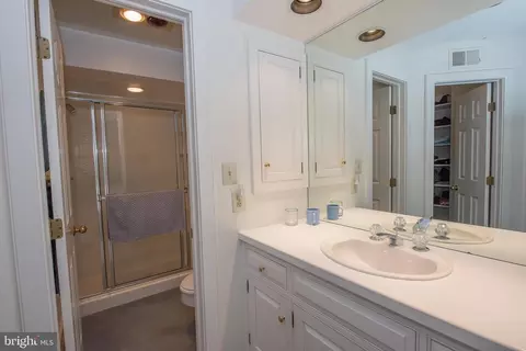 Bath - 1229 Denbigh Ln, Wayne, PA 19087 photo 3 of 7