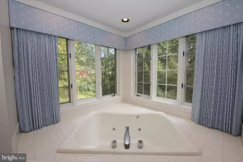 Bath - 1229 Denbigh Ln, Wayne, PA 19087 photo 2 of 7