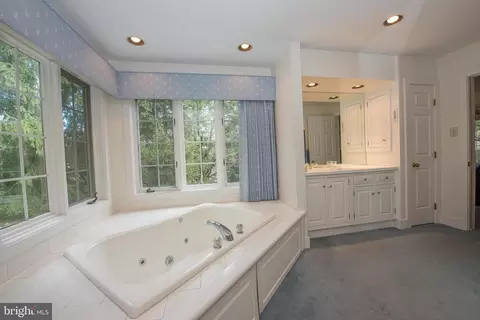 Bath - 1229 Denbigh Ln, Wayne, PA 19087 photo 4 of 7