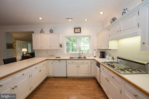 Kitchen - 1229 Denbigh Ln, Wayne, PA 19087 photo 5 of 6