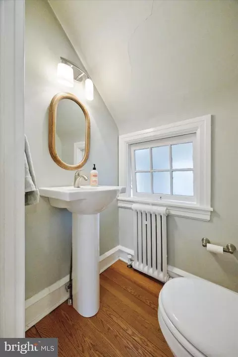 Bath - 417 Anthwyn Rd, Narberth, PA 19072 photo 1 of 3