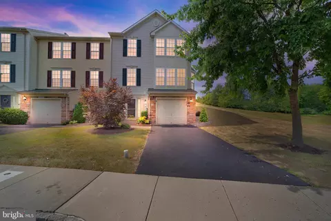 210 Creekside Dr, Pottstown, PA 19464