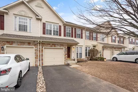 28 Creekside Dr, Pottstown, PA 19464