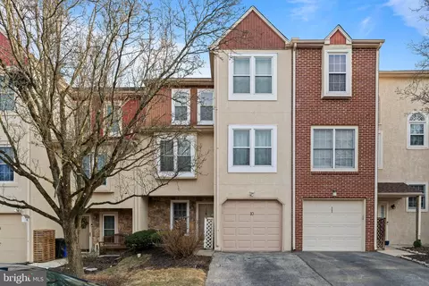 10 White Pine Ct, Lafayette Hill, PA 19444