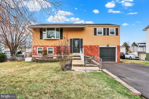 1011 Lakeview Ter, Pennsburg, PA 18073