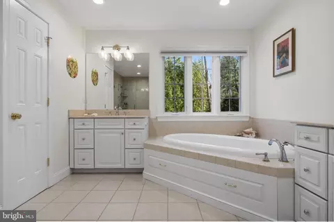 Bath - 815 Brower Rd, Wayne, PA 19087 photo 2 of 4