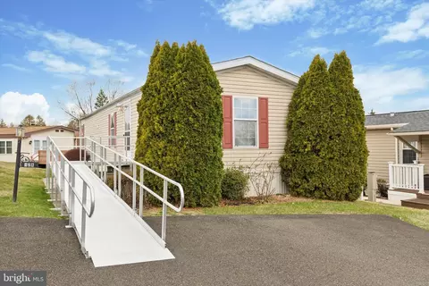 128 Parkside Ct, North Wales, PA 19454