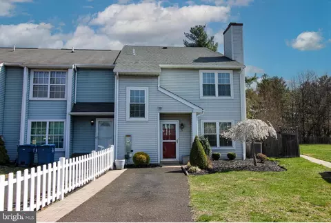 29 Bark Hollow Ln, Horsham, PA 19044