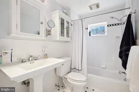 Bath - 507 Dudley Ave, Narberth, PA 19072 photo 1 of 1