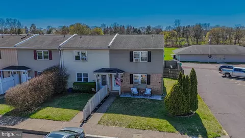 522 Colonial Dr, East Greenville, PA 18041