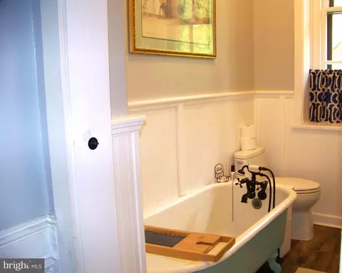 Bath - 335 Bent Rd, Wyncote, PA 19095 photo 2 of 8
