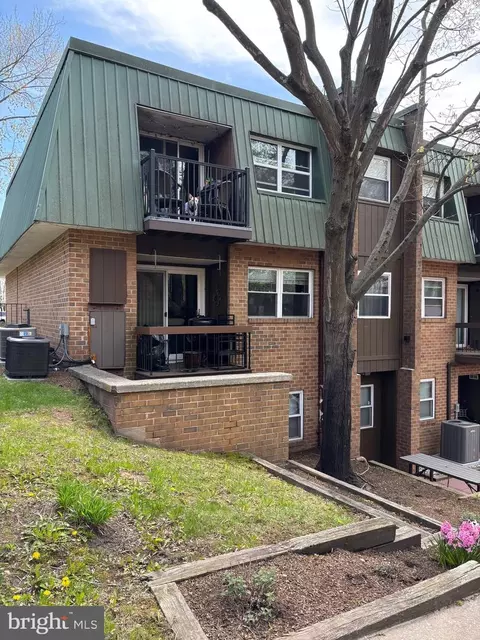 402 Meadowview Ln #402, Mont Clare, PA 19453