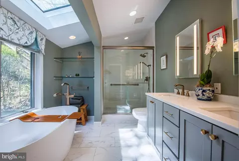 Bath - 340 Danell Rd, Wayne, PA 19087 photo 1 of 3