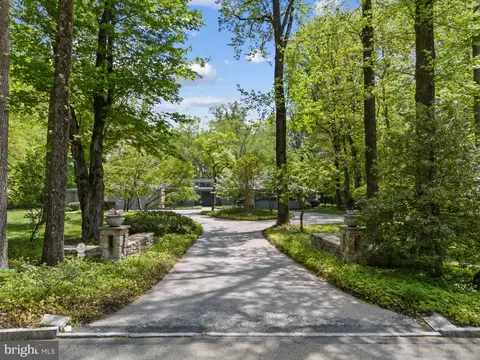 721 John Barry Dr, Bryn Mawr, PA 19010