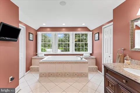 Bath - 780 Tannery Dr, Wayne, PA 19087 photo 5 of 7
