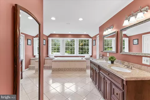 Bath - 780 Tannery Dr, Wayne, PA 19087 photo 4 of 7