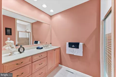 Bath - 780 Tannery Dr, Wayne, PA 19087 photo 2 of 7