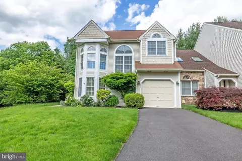 8803 Duveen Dr, Glenside, PA 19038