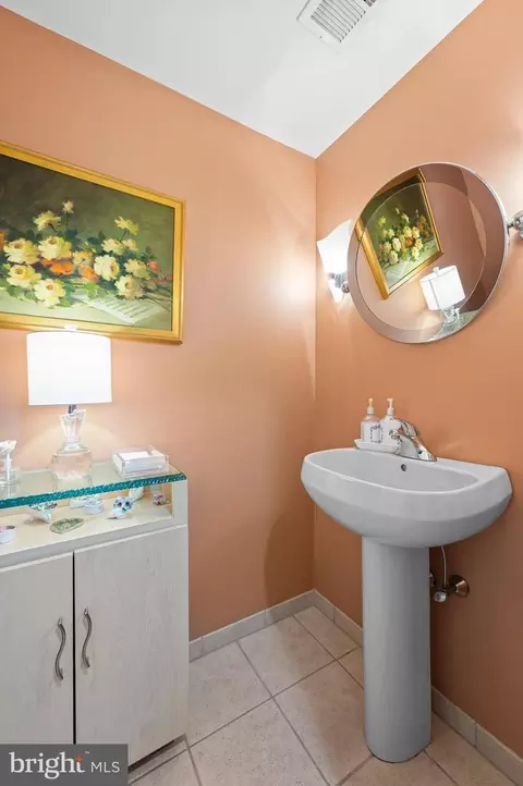 Bath - 590 Fletcher Rd, Wayne, PA 19087 photo 3 of 5