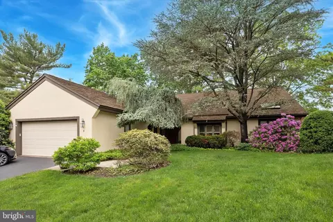 8 Fetlock Ln, Blue Bell, PA 19422