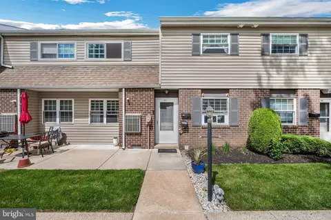 325 S Warminster Rd #D11, Hatboro, PA 19040