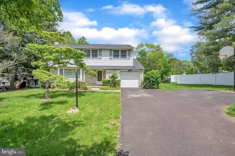 102 Meadowood Dr, Lansdale, PA 19446
