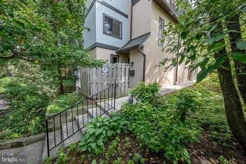 102 W Montgomery Ave #A, Ardmore, PA 19003