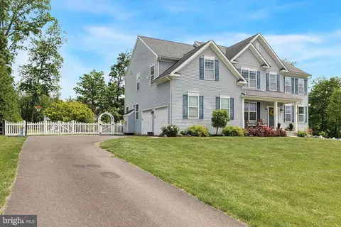 5932 Woodridge Dr, Green Lane, PA 18054