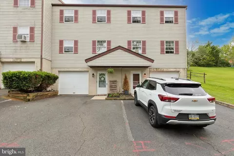 10 Berger Ln, Schwenksville, PA 19473