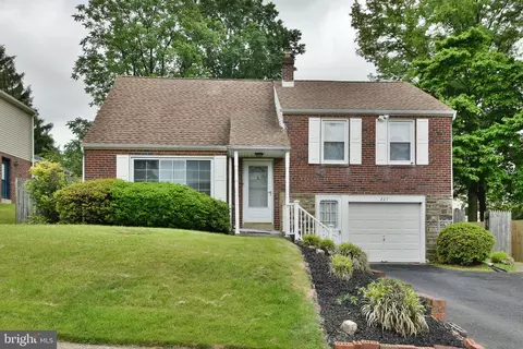 227 Rolling Hill Rd, Elkins Park, PA 19027