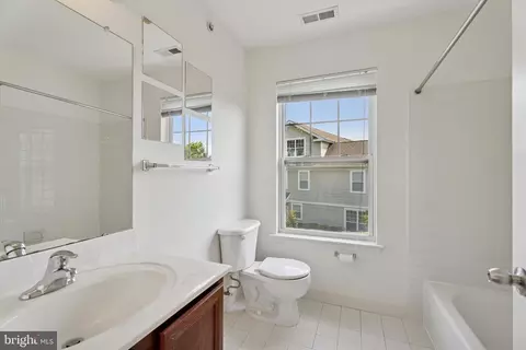 Bath - 17 Old Cedarbrook Rd, Wyncote, PA 19095 photo 1 of 3