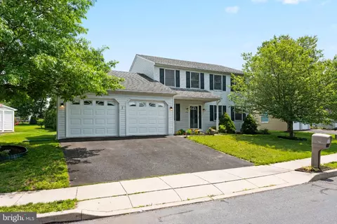 794 Hunter Dr, Pennsburg, PA 18073