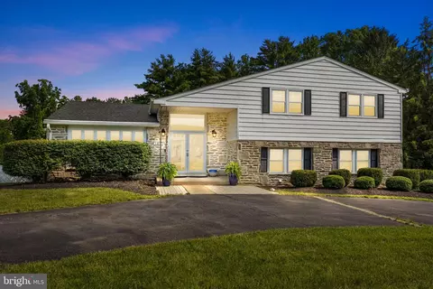 951 Robin Ln, Huntingdon Valley, PA 19006