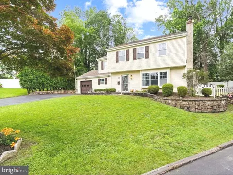 50 Hideaway Dr, Willow Grove, PA 19090