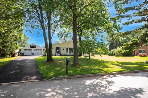 1526 Pulaski Dr, Blue Bell, PA 19422