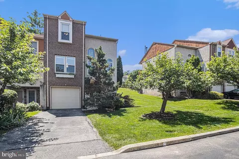 8 Forsythia Ct, Lafayette Hill, PA 19444