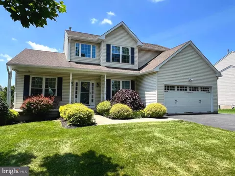 81 Pebble Beach Ln, Pottstown, PA 19464